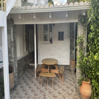 Cottage/sliding door/garden view